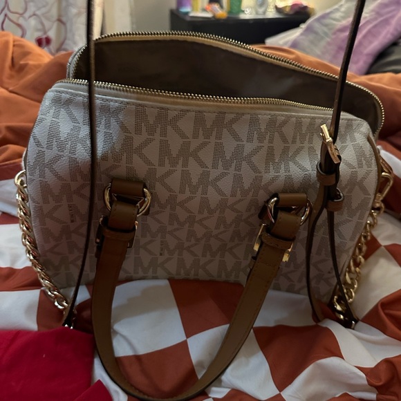 Beautiful spacious Michael kors bag - Picture 5 of 5